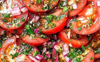 Heerlijke gemarineerde tomatensalade – fris, kleurrijk en vol zomerse smaken