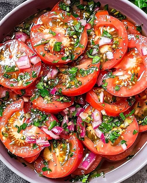 Heerlijke gemarineerde tomatensalade – fris, kleurrijk en vol zomerse smaken