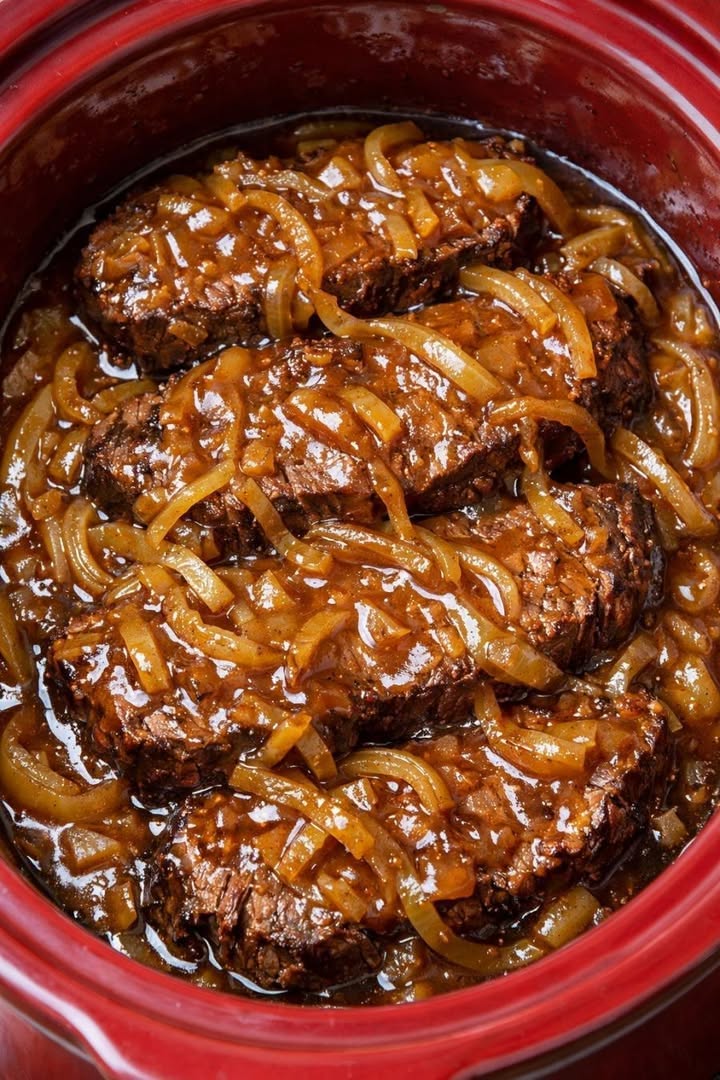 Dit maakte mijn moeder altijd als ze indruk wilde maken op gasten. De uiensaus is zo lekker, je zou hem zo willen opdrinken.