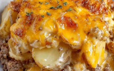 Gratin cu brânză, hamburger și cartofi – consistent, cremos și irezistibil de delicios direct din cuptor