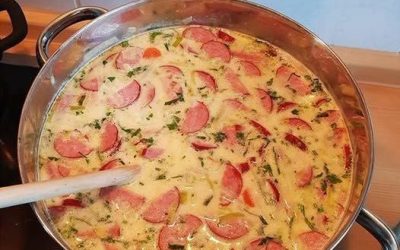 Gătesc supă de morcovi, cartofi și ceapă, brânză cabanossi.