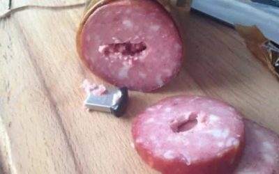 Am găsit o unitate USB în interiorul unui cârnat simplu — la început am crezut că e o coincidență, până am văzut ce era înăuntru.