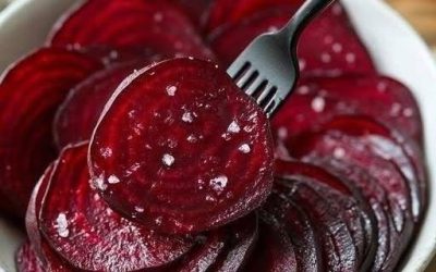 Sfeclă roșie feliată delicioasă și vibrantă