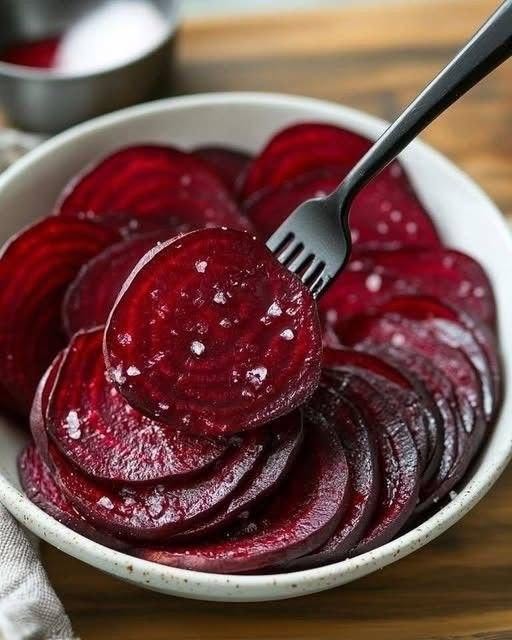 Sfeclă roșie feliată delicioasă și vibrantă