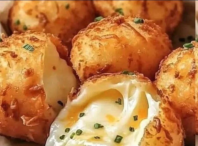 Bile de cartofi cu brânză: O delicatesă crocantă și delicioasă, o gustare irezistibilă pentru orice ocazie. Bilele de cartofi cu brânză sunt o delicatesă care combină confortul cartofilor cu cremozitatea brânzei, toate învelite într-o crustă aurie și crocantă. Perfecte pentru petreceri, reuniuni de familie sau ca aperitiv, aceste delicii cuceresc pe toată lumea cu exteriorul lor crocant și interiorul care se topește în gură. Cea mai bună parte este simplitatea lor: cu ingrediente de bază precum cartofi, brânză și pesmet, puteți transforma piureul de cartofi rămas într-o gustare gourmet. Pe lângă versatilitatea lor – puteți folosi diferite tipuri de brânză, puteți adăuga ierburi sau chiar legume tocate – sunt ideale pentru a găti în familie. Copiilor le va plăcea să modeleze bilele și să le învelească, făcând prepararea unei experiențe distractive și educative. Ingrediente pentru prepararea biluțelor de cartofi cu brânză: 2 căni de piure de cartofi (rece și tare), 1 cană de brânză cheddar rasă, 1/4 cană de parmezan ras, 1/4 cană de chives tocat mărunt, 1/2 linguriță de pudră de usturoi, sare și piper după gust, 1 cană de făină universală, 2 ouă mari, bătute, 1 cană de pesmet, ulei vegetal pentru prăjit. Instrucțiuni pas cu pas