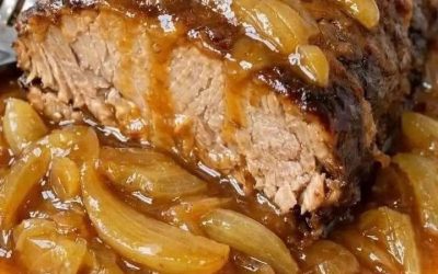 Friptură fragedă de duminică cu ceapă caramelizată – o cină simplă cu doar 4 ingrediente