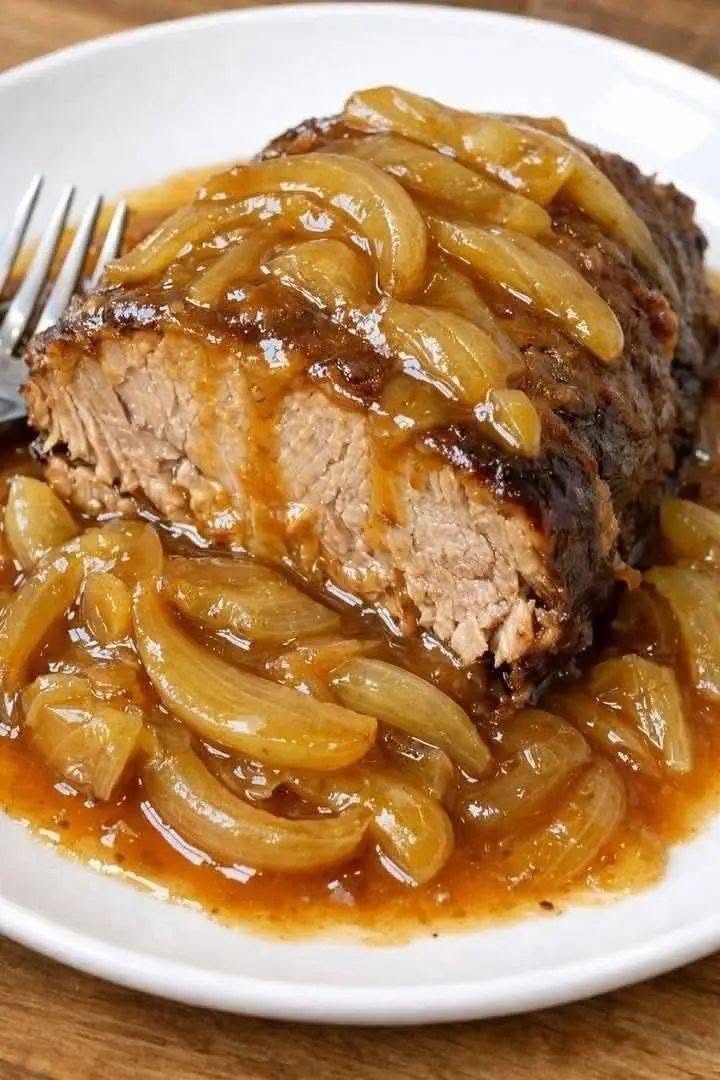 Friptură fragedă de duminică cu ceapă caramelizată – o cină simplă cu doar 4 ingrediente