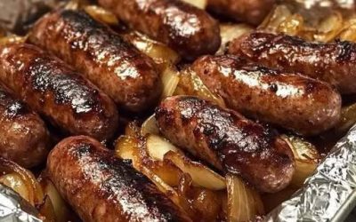 Cârnați la cuptor cu ceapă caramelizată