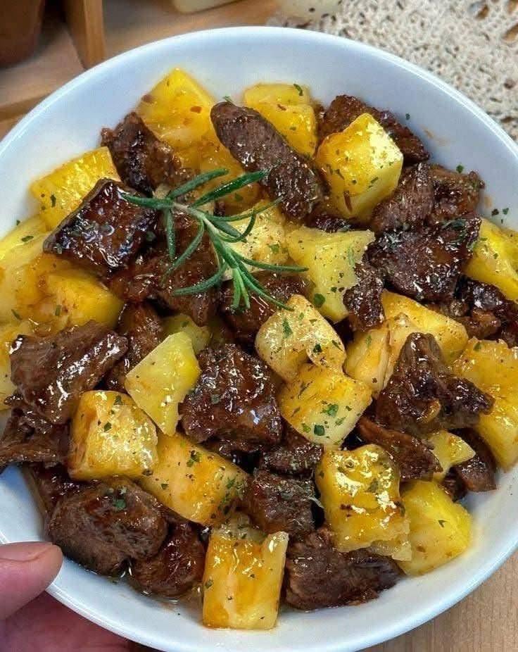 Rețete de vită și ananas prăjit la wok