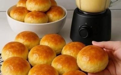 Pâine cu lapte pufoasă, făcută în casă, pentru micul dejun de Paște de duminică.