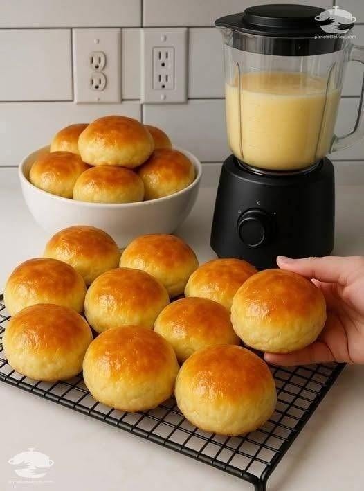 Pâine cu lapte pufoasă, făcută în casă, pentru micul dejun de Paște de duminică.