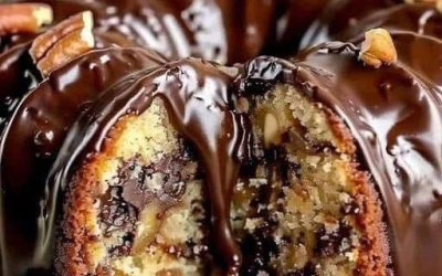 Tort de ciocolată german delicios și decadent cu nuci pecan.
