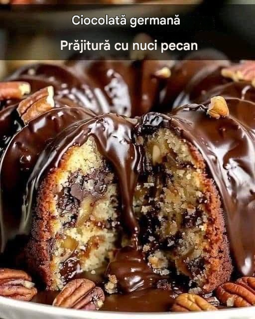 Tort de ciocolată german delicios și decadent cu nuci pecan.